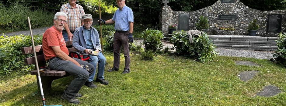 Heckenschnitt am Denkmal