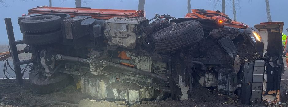 Lastwagen kippt um