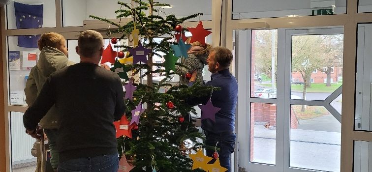 Kinder schmücken Wunschweihnachtsbaum im Beverstedter Rathaus