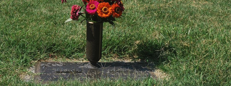 Info für die Angehörigen der Baumurnengräber auf den städt. Friedhöfen