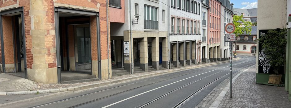 Mainzer auf Gehweg von Bus gerammt?