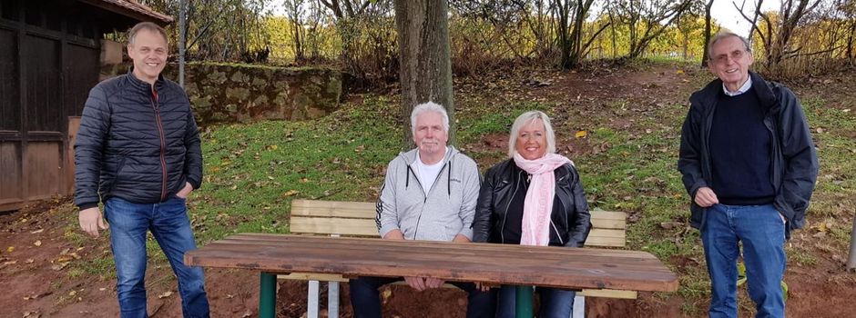 Gutsausschank Buhl stiftet Ruhebank für die Fockenberghütte in Nierstein