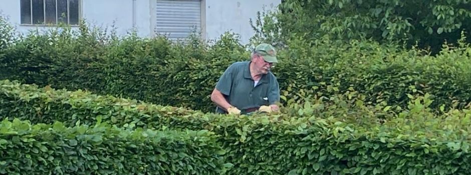 Heckenschnitt am Friedhof