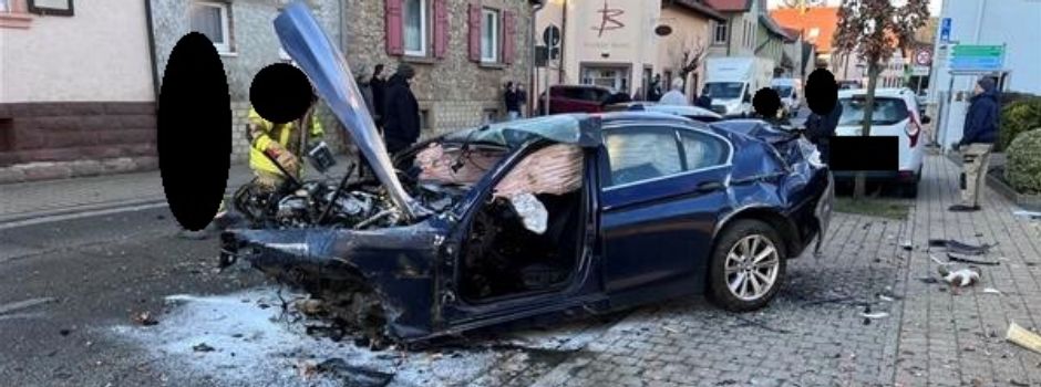 Schwerer Unfall in Bockenheim: Auto kracht in Garagendach