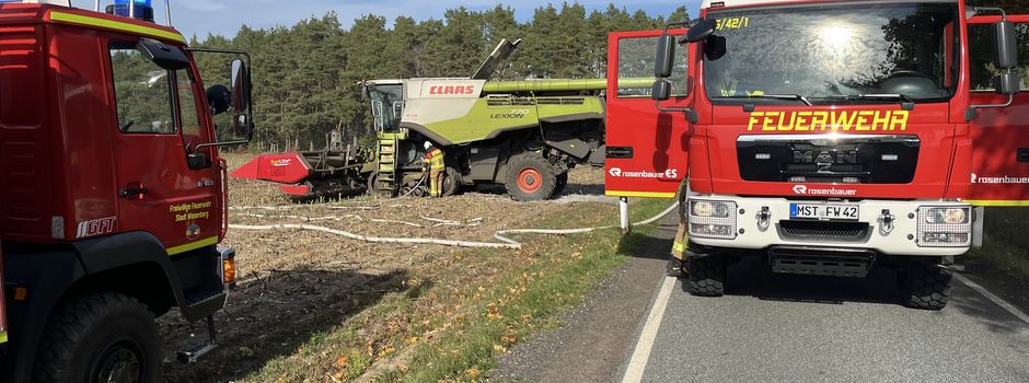 Feuerwehr löscht Brand eines Mähdreschers 