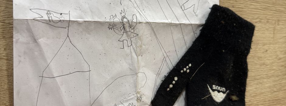 Fundsache: Kinderhandschuhe und Zeichnung (gefunden vor dem Rathaus)