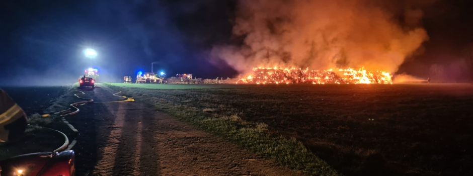 300 Strohballen in Vollbrand
