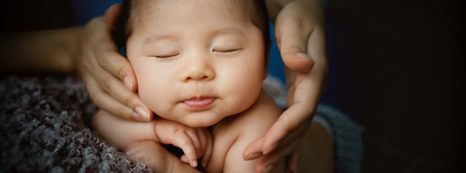 Entspannende Massage fürs Baby