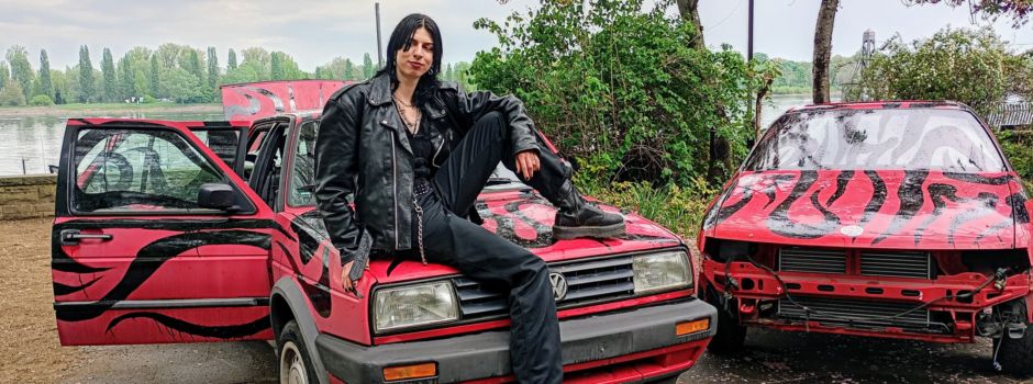 Warum am Mainzer Rheinufer jetzt zwei Schrott-Autos stehen