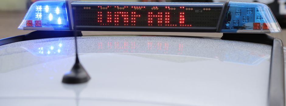 Motorradfahrer stürzt auf regennasser Fahrbahn