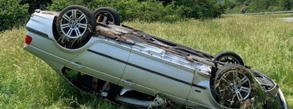 Schwerer Unfall: 23-Jähriger überschlägt sich mit Auto