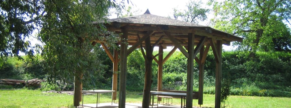 Aufruf der Ortsgemeinde: Gelagertes Holz am Keschdebusch bitte wegräumen!