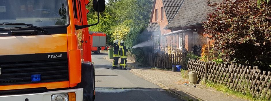 Gasbrenner entzündet Hecke