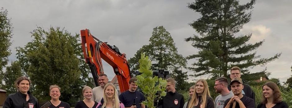 Unser neuer Baum an der Alten Schule