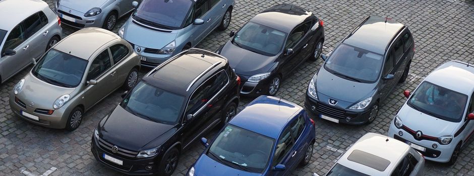 Einpark-Ärger eskaliert: Seniorin schlägt in Mainz auf Frau ein