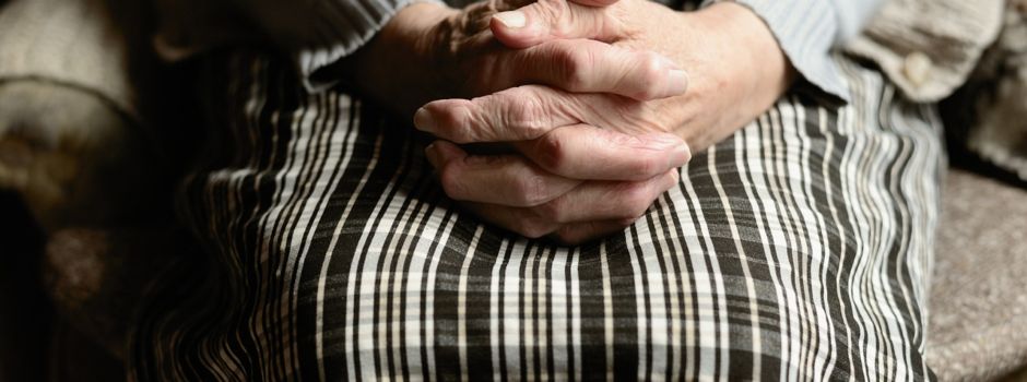 Seniorin um hohe Summe durch Callcenter-Betrug gebracht