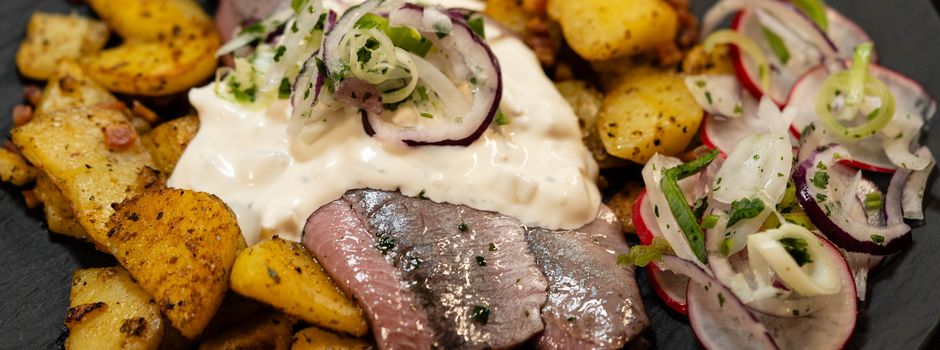 Matjes mit Soße und Kartoffeln