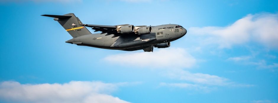 Riesiges Flugzeug im Tiefflug über Ikea – das war der Grund