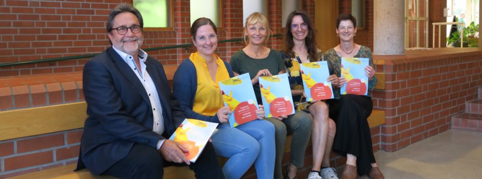 Viel Fülle in neuer Hülle: Katalog der Volkshochschule bunter denn je