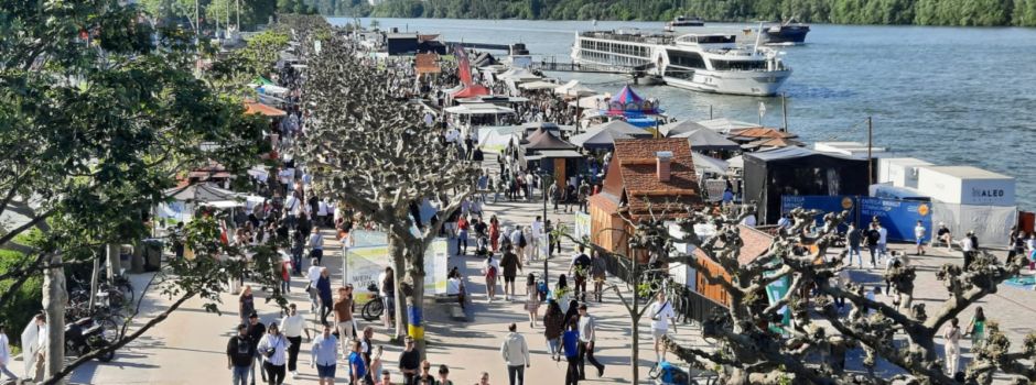 Betrunkene werfen Bierzeltgarnitur von „Mainzer Weinufer“ in den Rhein