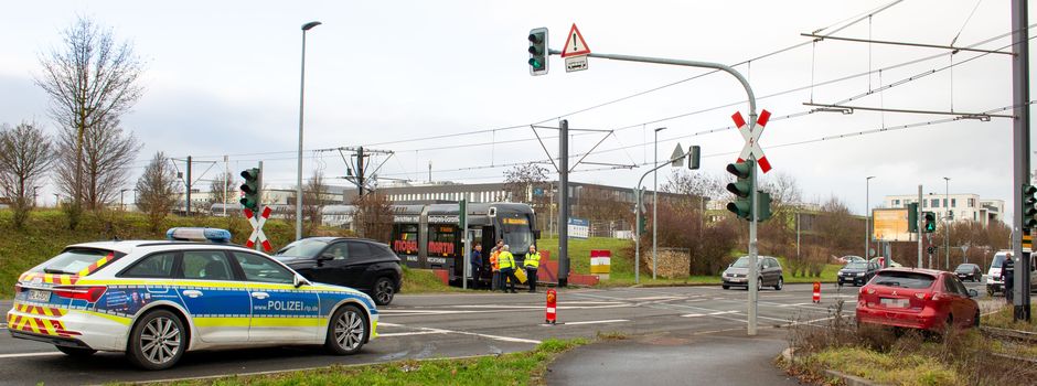 Rote Ampel missachtet: Auto in Mainz von Straßenbahn erfasst