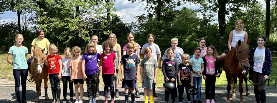 Kinder reiten wie Artisten auf dem Reiterhof Überems