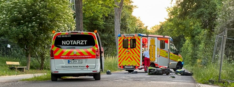 Schwer verletzt: Rollerfahrer kracht in Mainz gegen Bauzaun