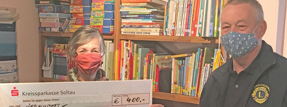 Scheck für Leselernhelfer: Lions-Club unterstützt Mentoren