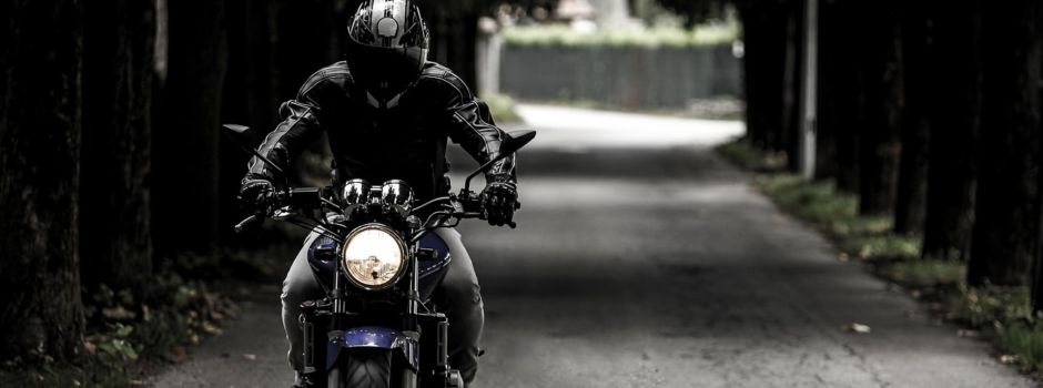 Auto prallt auf K26 gegen Motorrad: Fahrer schwer verletzt