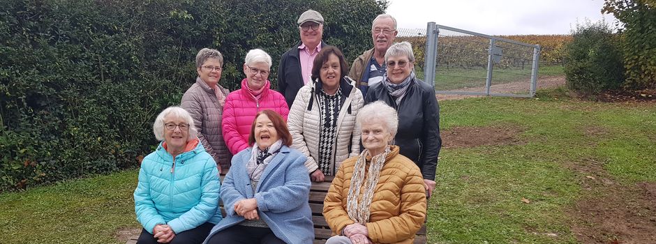 Schwabsburger Landfrauen stiften Ruhebank auf dem Friedhof in Schwabsburg