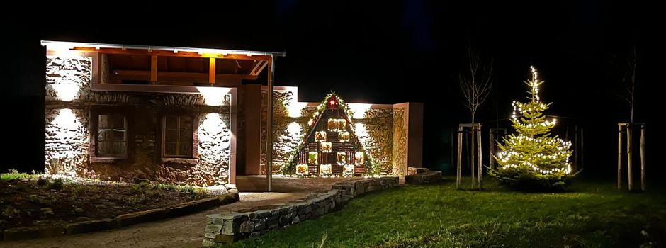 Weihnachtspyramide am Informationspunkt ist aufgebaut.