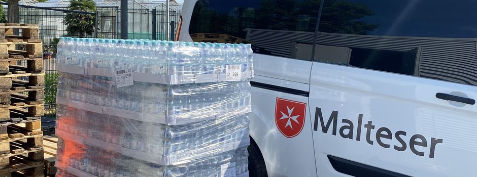 Mainzer Notfallsanitäter versorgt Obdachlose mit Wasser