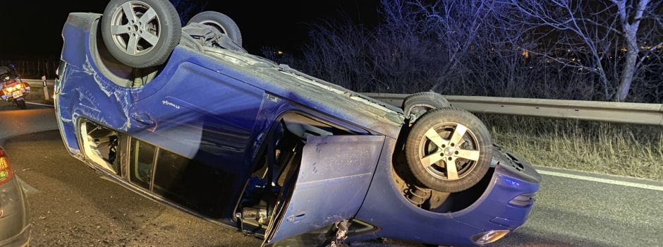 Schwerer Verkehrsunfall: Auto überschlägt sich auf A60