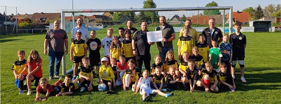 Mit Herz und Ball: Spendenübergabe für den Kinderfussball