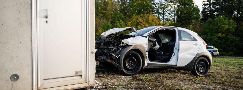Nach Kollision: Auto überfährt Schild und kracht in Versorgungshäuschen