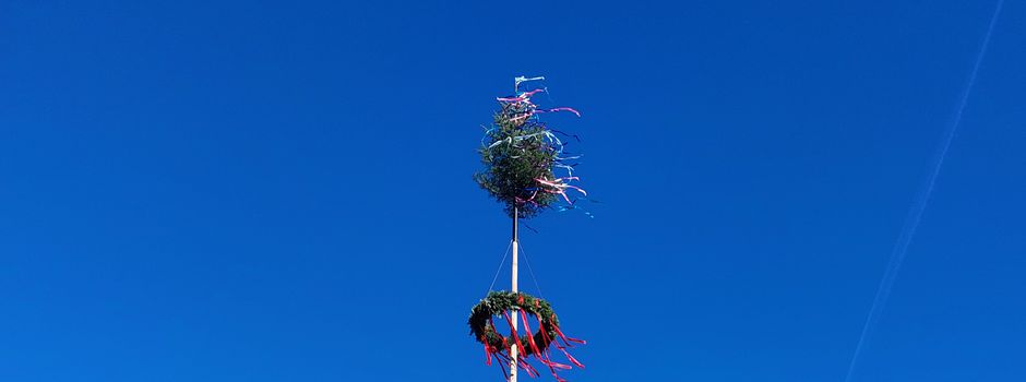 Der Maibaum steht