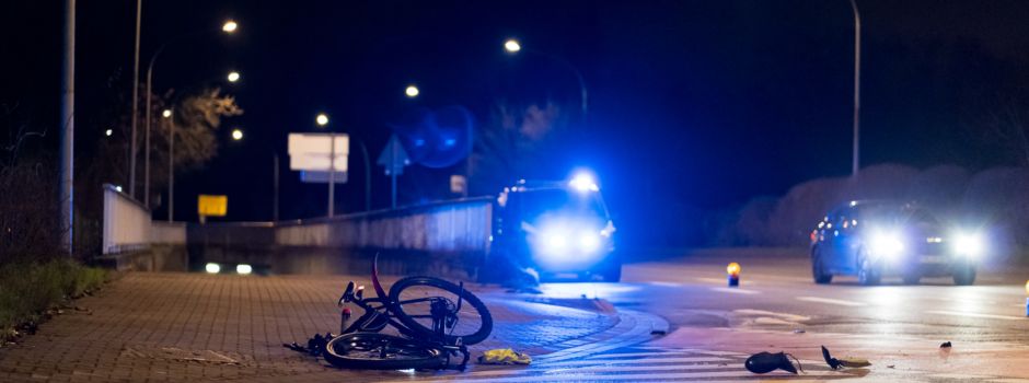 Radfahrer angefahren und verletzt – Autofahrer flüchtet
