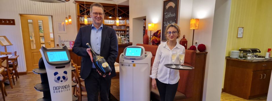 Roboter rollen durchs Restaurant