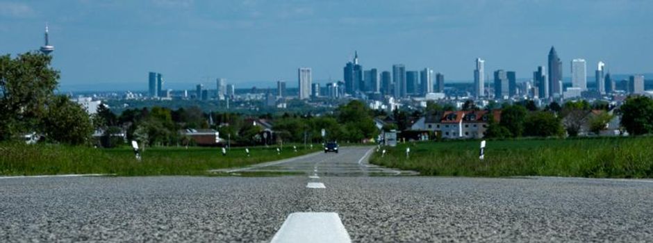 Aktivisten seilen sich an Frankfurter Bahnhof ab