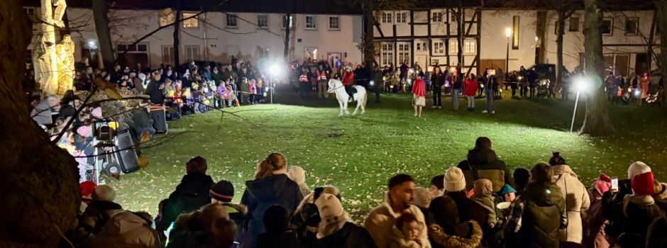 Lichter, Lieder und Laternen: Der St.-Martinsumzug verzaubert Herzebrock 