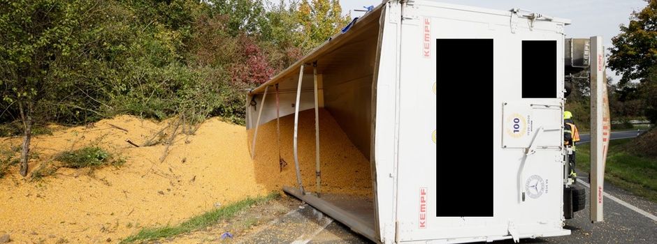 Unfall bei Hochheim: Tonnenweise Mais ausgeschüttet