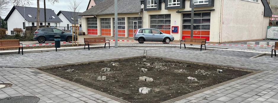 Abschließende Arbeiten auf dem Raiffeisenplatz / neue Bushaltestelle