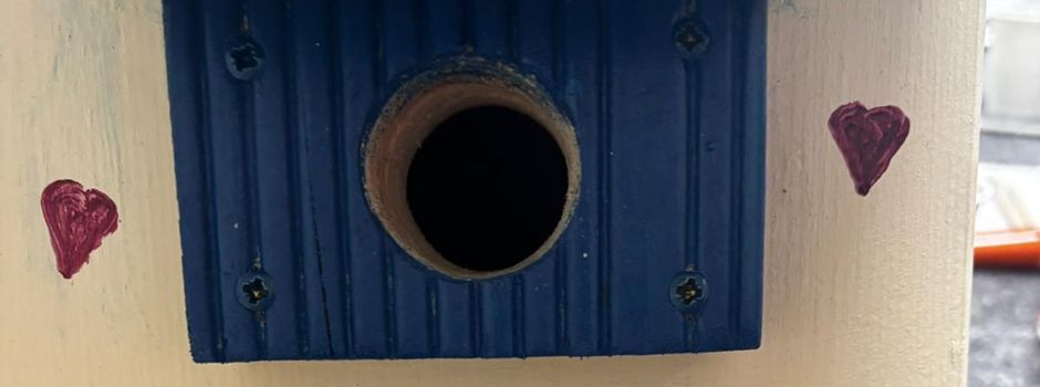 Kinder bemalen Vogelhäuser