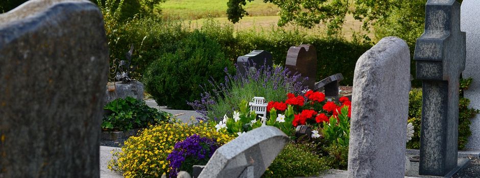 Verwüstungen auf dem Friedhof