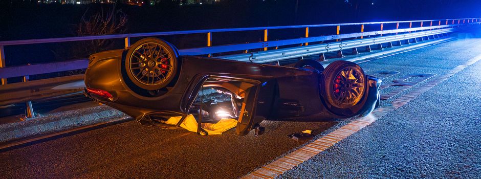 Mercedes überschlägt sich in Mainz: Verdacht auf illegales Autorennen