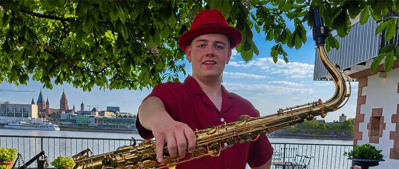 Marktplatzkonzert: Nachwuchstalent „JayMikaSax“ spielt in Oppenheim