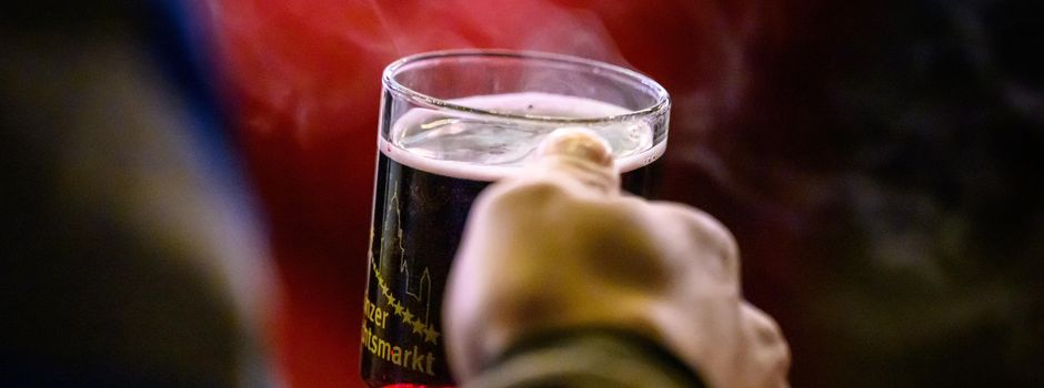 Mainz 05-Spieler schenken Glühwein auf Mainzer Weihnachtsmarkt aus