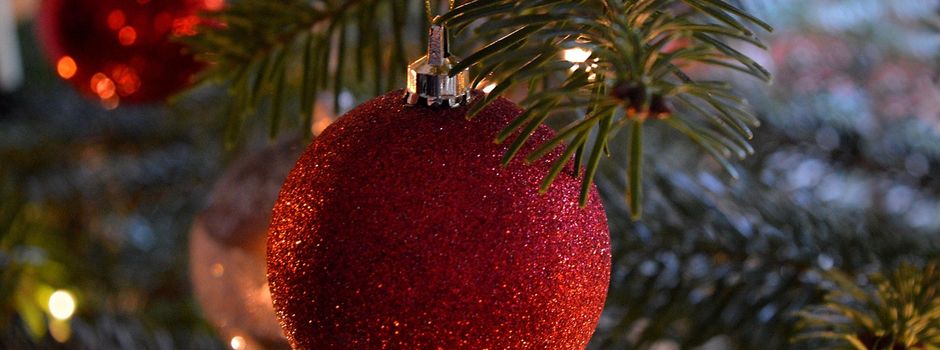 Wir brauchen wieder kleine und große  Helfer/innen zum schmücken des Weihnachtsbaumes am DGH 