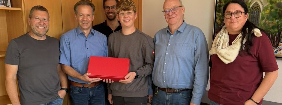 Robin Müller als bester Wassermeister seines Prüfungsjahrgangs geehrt