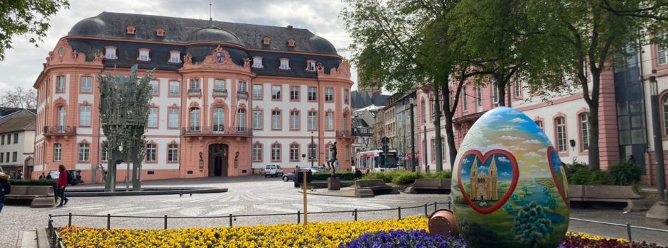 Zwei Meter große Eier in Mainz aufgestellt – was steckt dahinter?